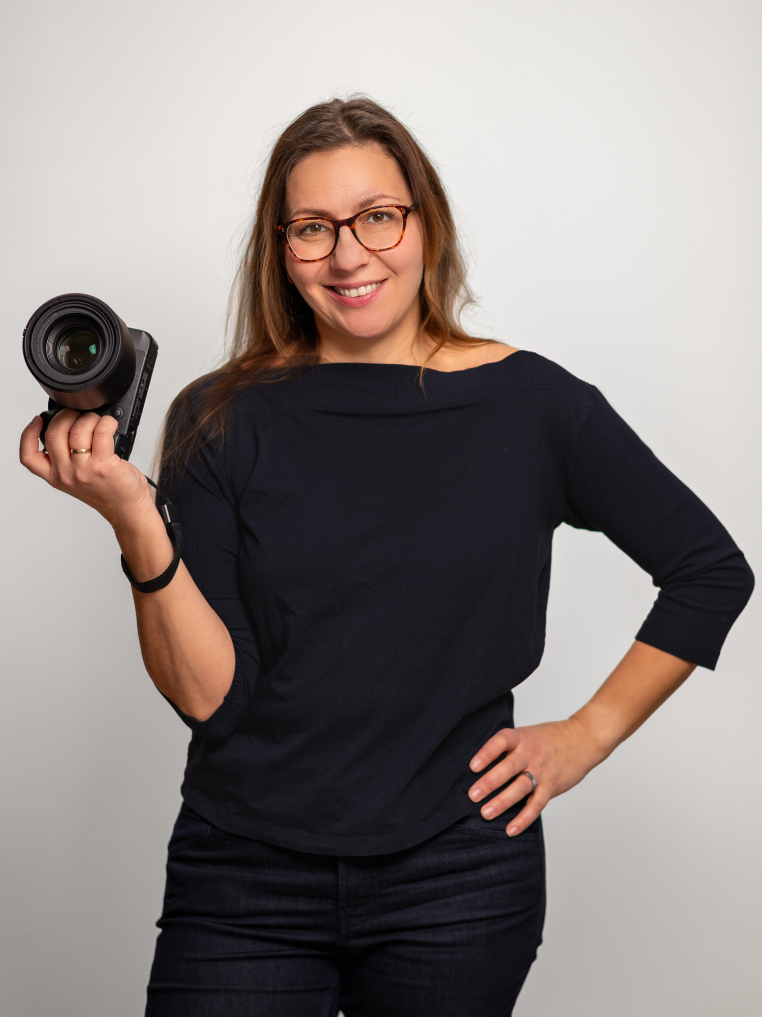 Eine Frau - Unternehmerin mit Buch, Pfingstrosen und Wein