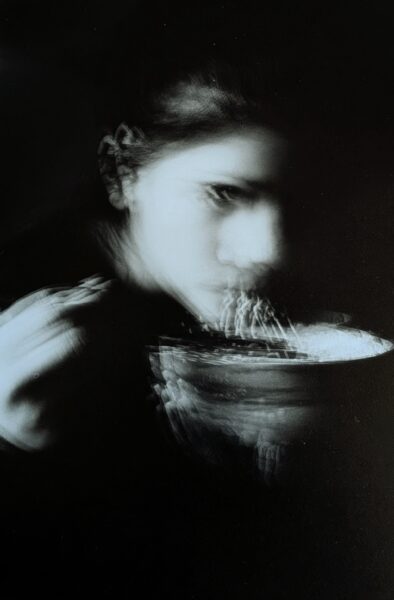 Mehrfachbelichtung eine jungen Frau die ein Asiagericht isst