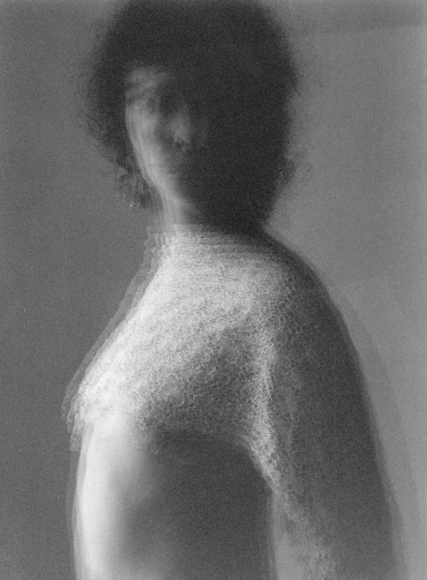 Auf meinen Schultern Ein Portrait der Frau mit dunklen kurzen Haaren aufgenommen mithilfe der mehrfachbelichtung