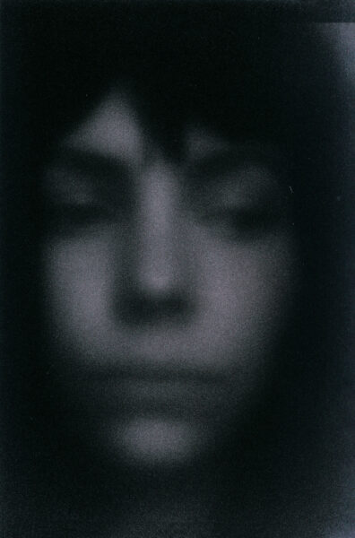 Ein Portrait einer Frau mit schwarzen Haaren