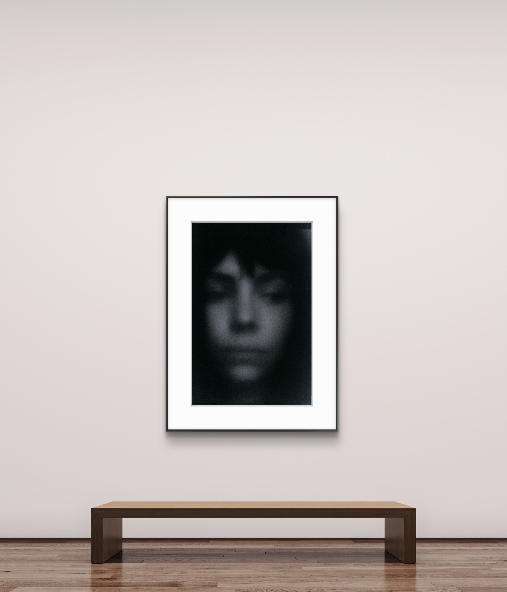 Anna von Victoria Belikova Ein Frauen Portrait in schwarzweiß an der Wand in einer Galerie